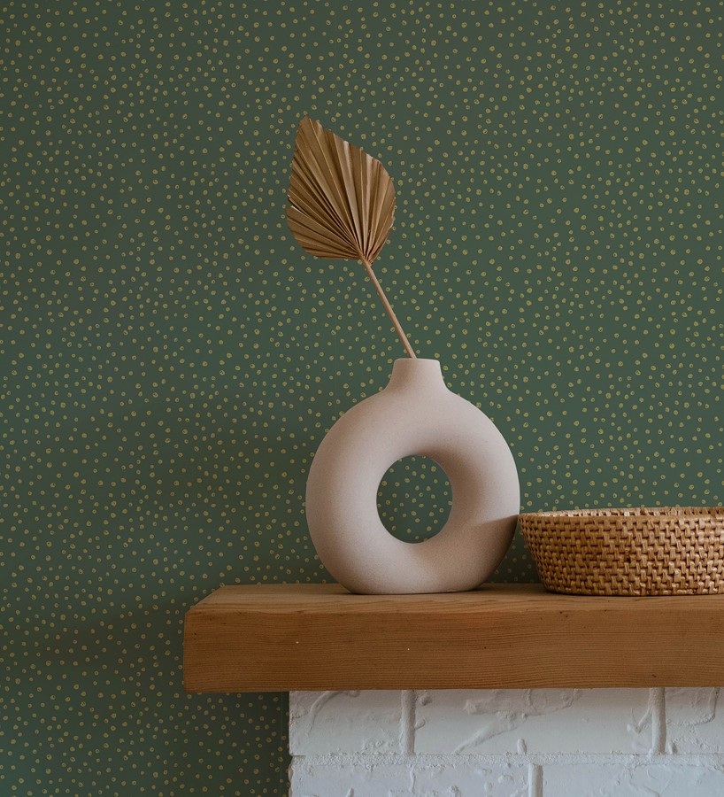 Papel pintado de motas de pintura oro fondo verde oscuro  Pia Polka 684042