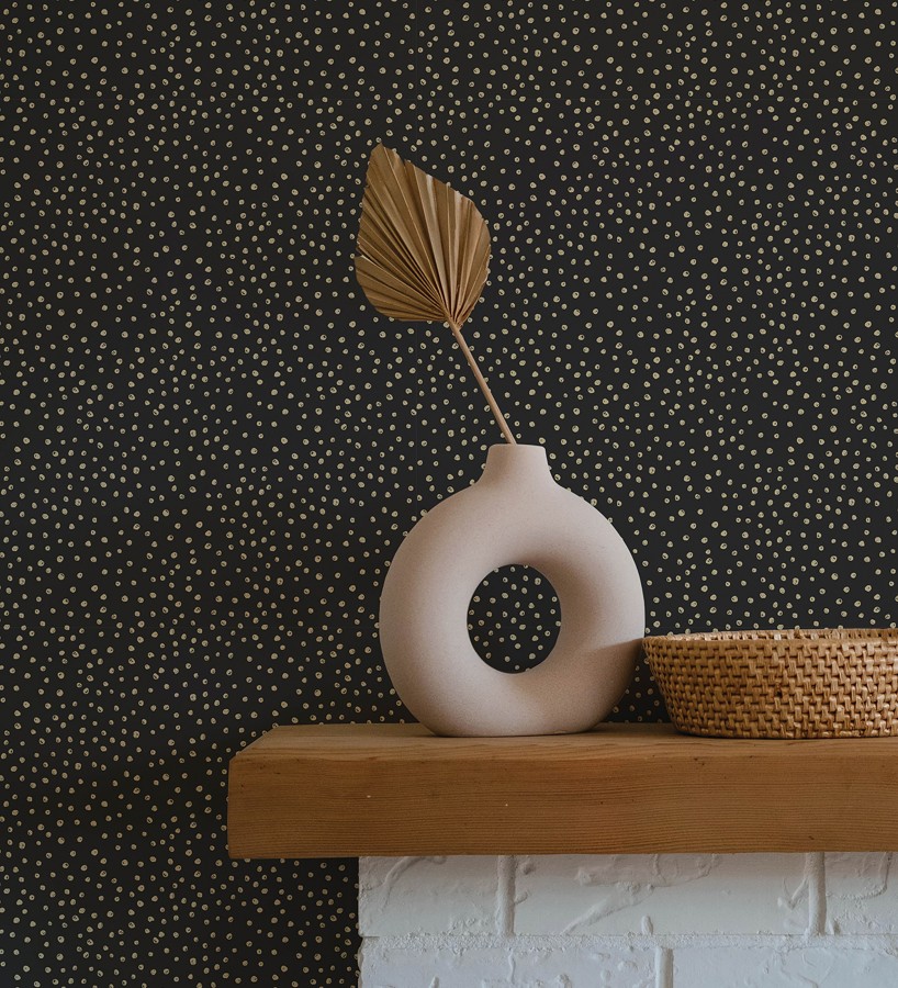 Papel pintado de motas de pintura oro fondo negro  Pia Polka 684044