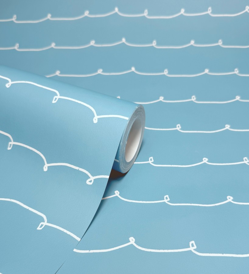 Papel pintado ondas blancas minimalistas fondo color azul cielo  Zoe Wavy 684078