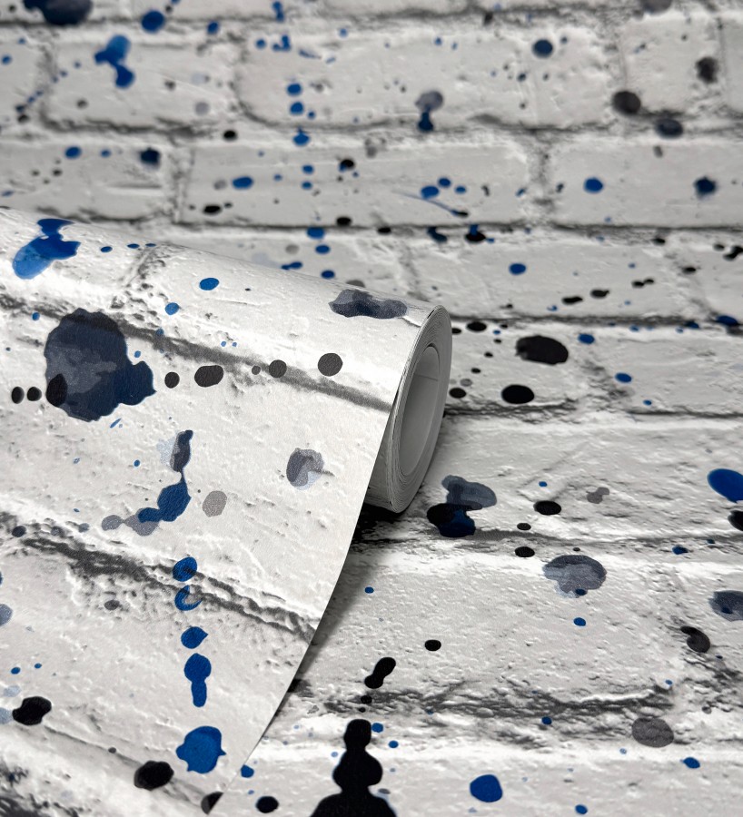 Papel pintado de ladrillos urbano con salpicaduras azules y negras  Spotty Studio 684095