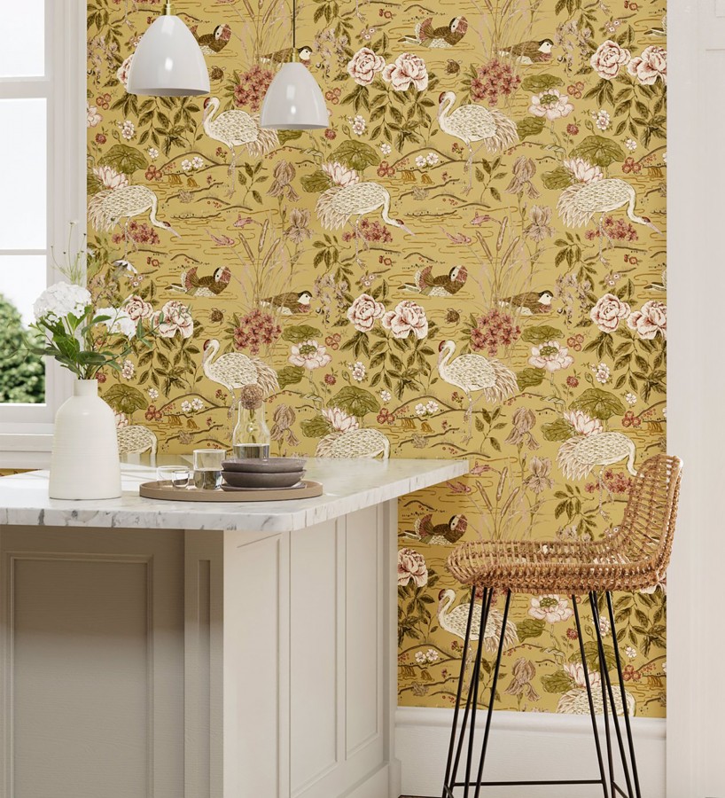 Papel pintado edén de garzas chinoiserie fondo mostaza  Lotus Waterfowl 684193