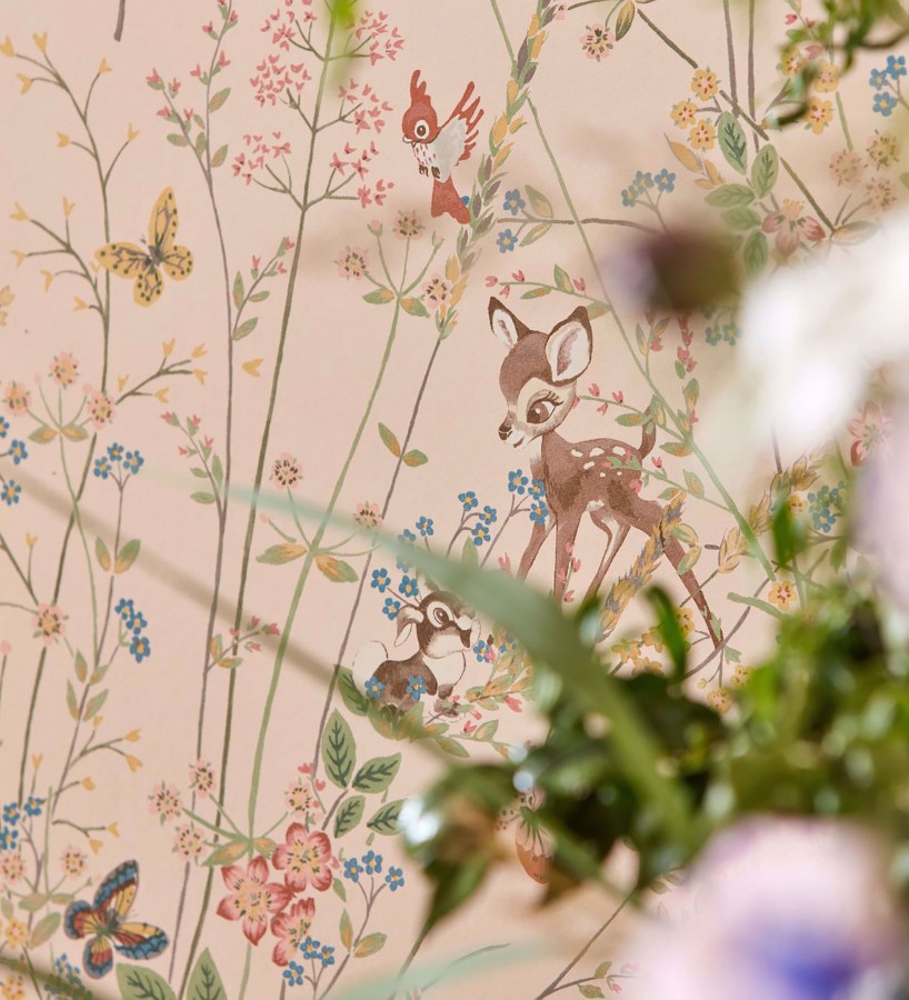 Papel pintado Bambi en jardín floral fondo rosa  Bambi 684210