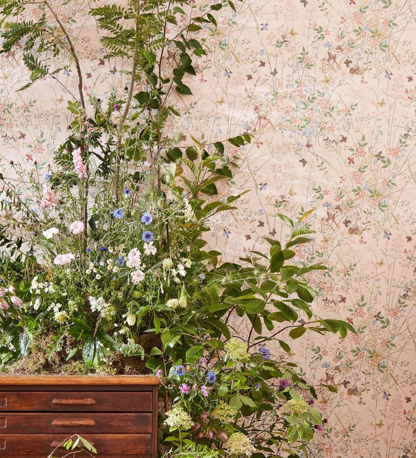 Papel pintado Bambi en jardín floral fondo rosa  Bambi 684210