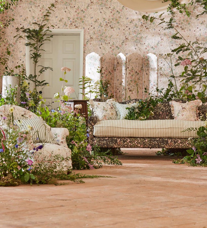 Papel pintado Bambi en jardín floral fondo rosa  Bambi 684210