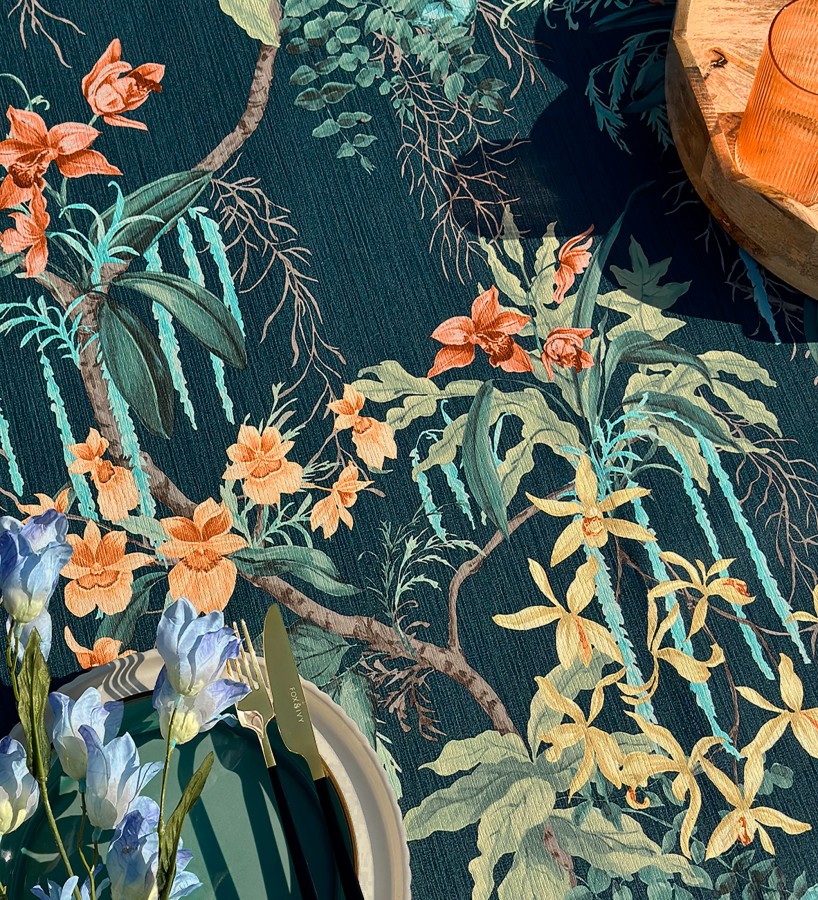 Papel pintado edén botánico orquídea naranja fondo azul verdoso oscuro  Jakarta Verdant 684222