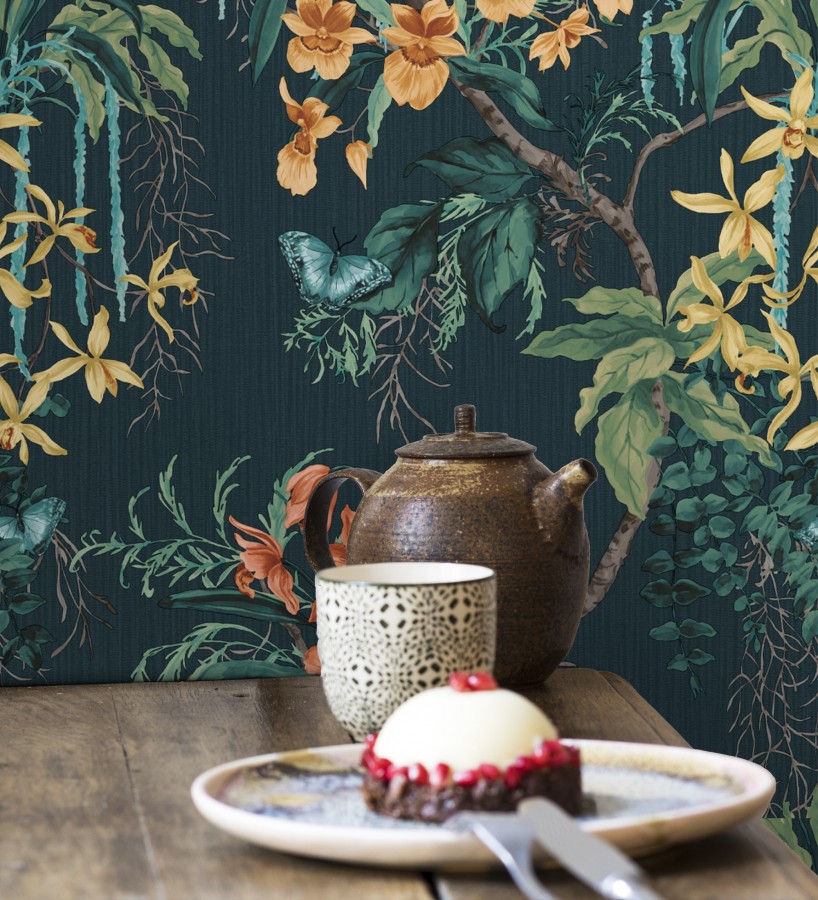 Papel pintado edén botánico orquídea naranja fondo azul verdoso oscuro  Jakarta Verdant 684222