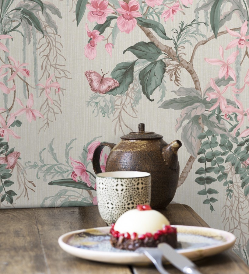 Papel pintado edén botánico orquídea rosa fondo beige grisáceo  Jakarta Verdant 684223