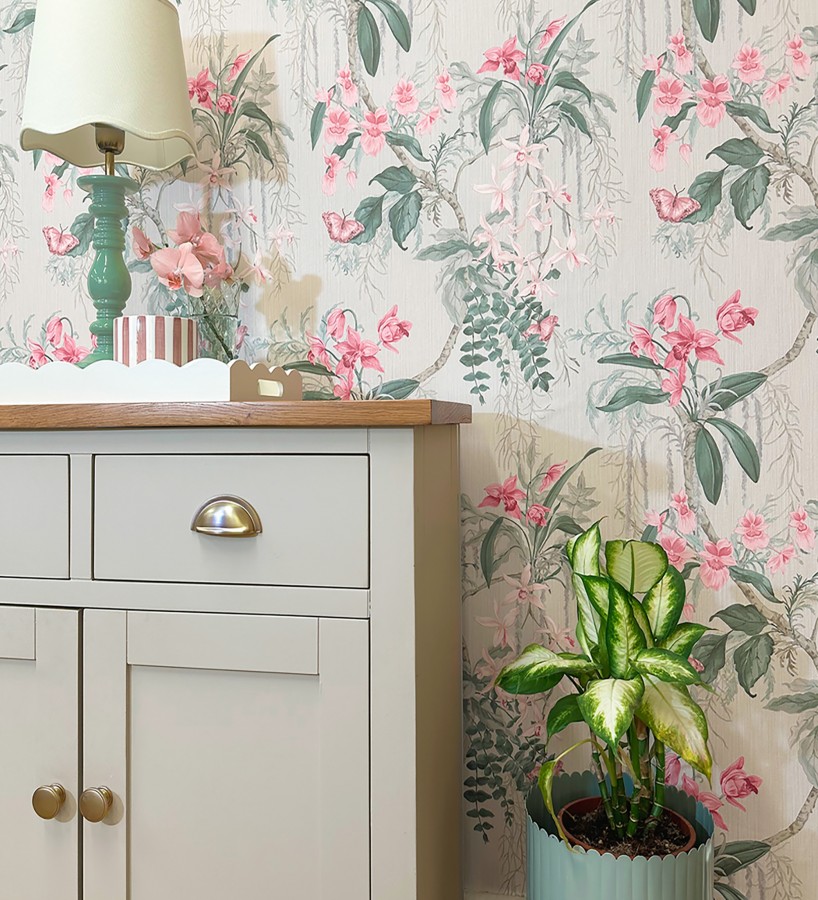 Papel pintado edén botánico orquídea rosa fondo beige grisáceo  Jakarta Verdant 684223