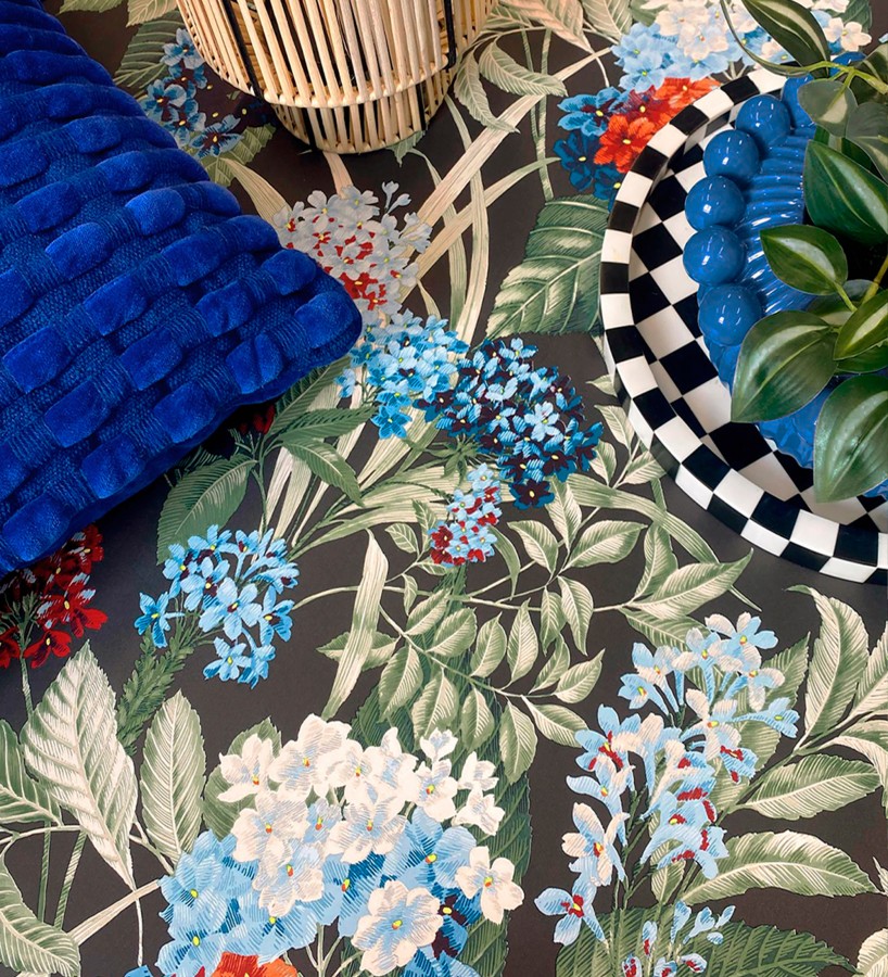 Papel pintado jardín botánico con ramillete de flores azules y rojas  Medellin Overgrown 684224