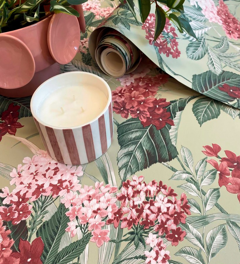 Papel pintado jardín botánico con ramillete de flores rosa y magenta  Medellin Overgrown 684225