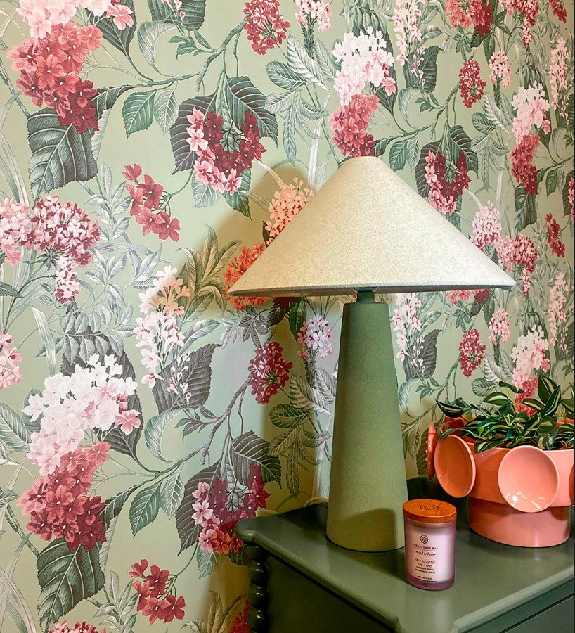 Papel pintado jardín botánico con ramillete de flores rosa y magenta  Medellin Overgrown 684225