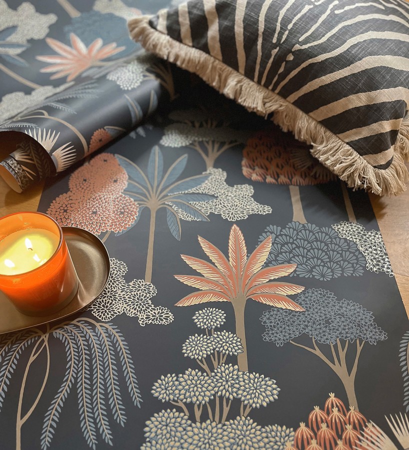 Papel pintado bosque exótico de palmeras con detalles dorados  Sumatra Groovy 684227