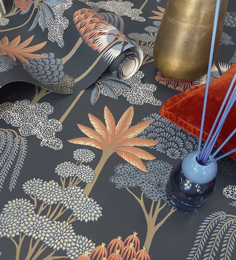 Papel pintado bosque exótico de palmeras con detalles dorados  Sumatra Groovy 684227