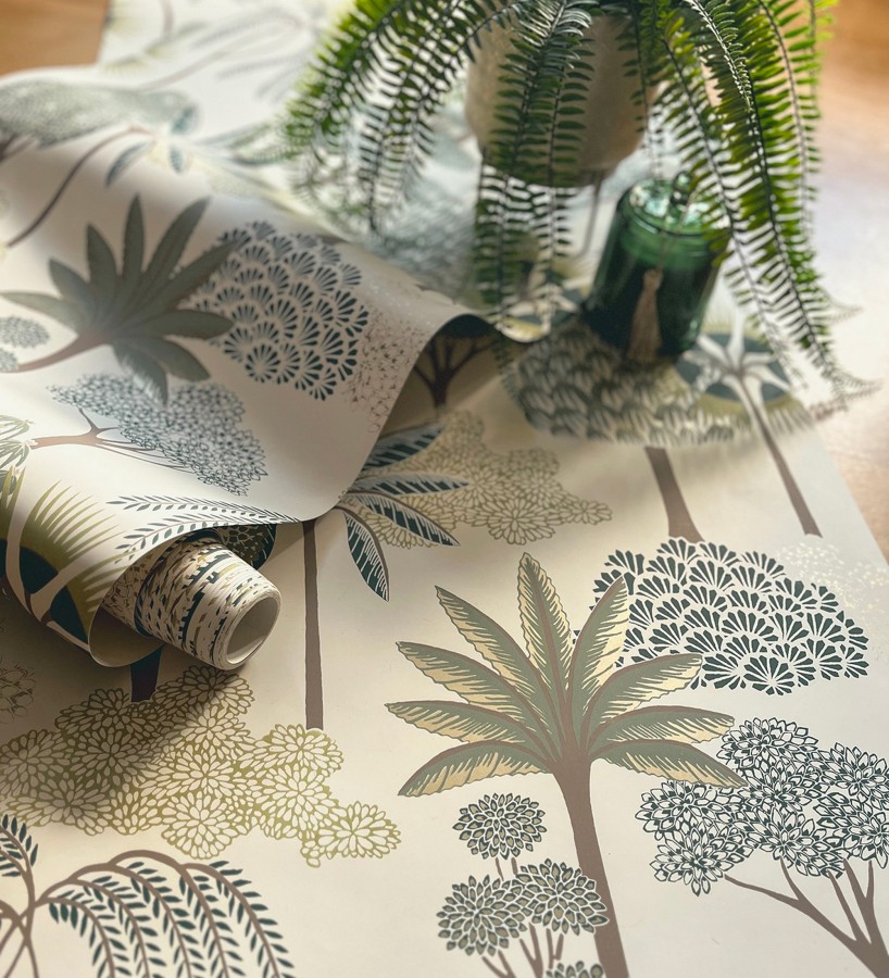 Papel pintado bosque exótico de palmeras con detalles dorados  Sumatra Groovy 684228