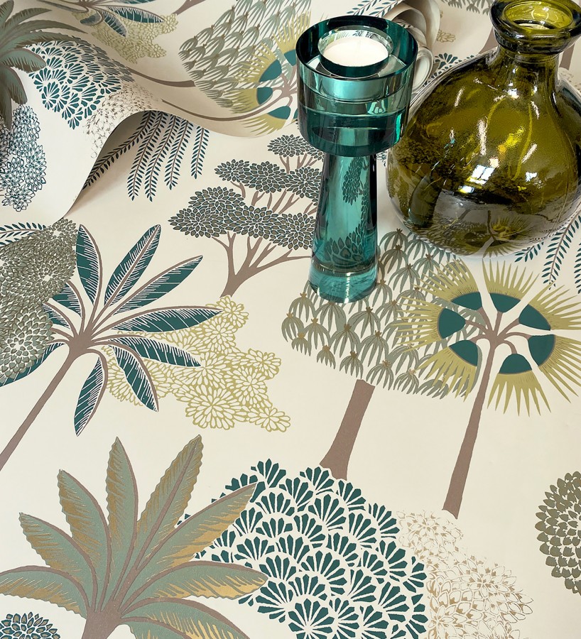 Papel pintado bosque exótico de palmeras con detalles dorados  Sumatra Groovy 684228