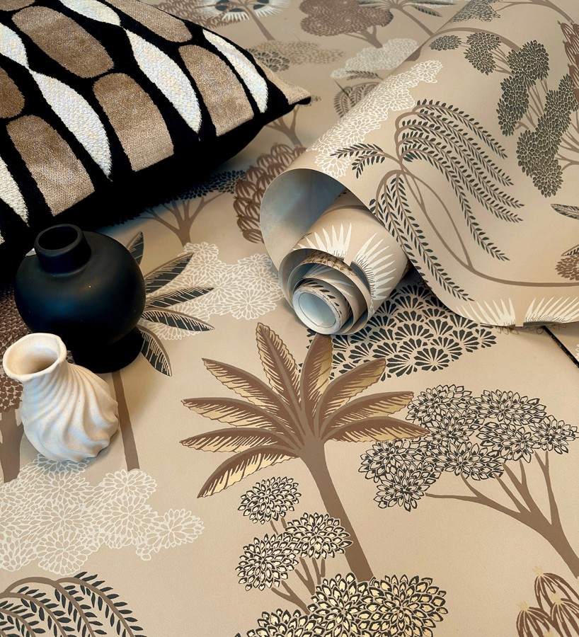 Papel pintado bosque exótico de palmeras con detalles dorados  Sumatra Groovy 684229