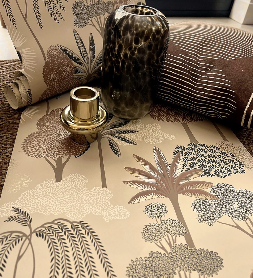 Papel pintado bosque exótico de palmeras con detalles dorados  Sumatra Groovy 684229
