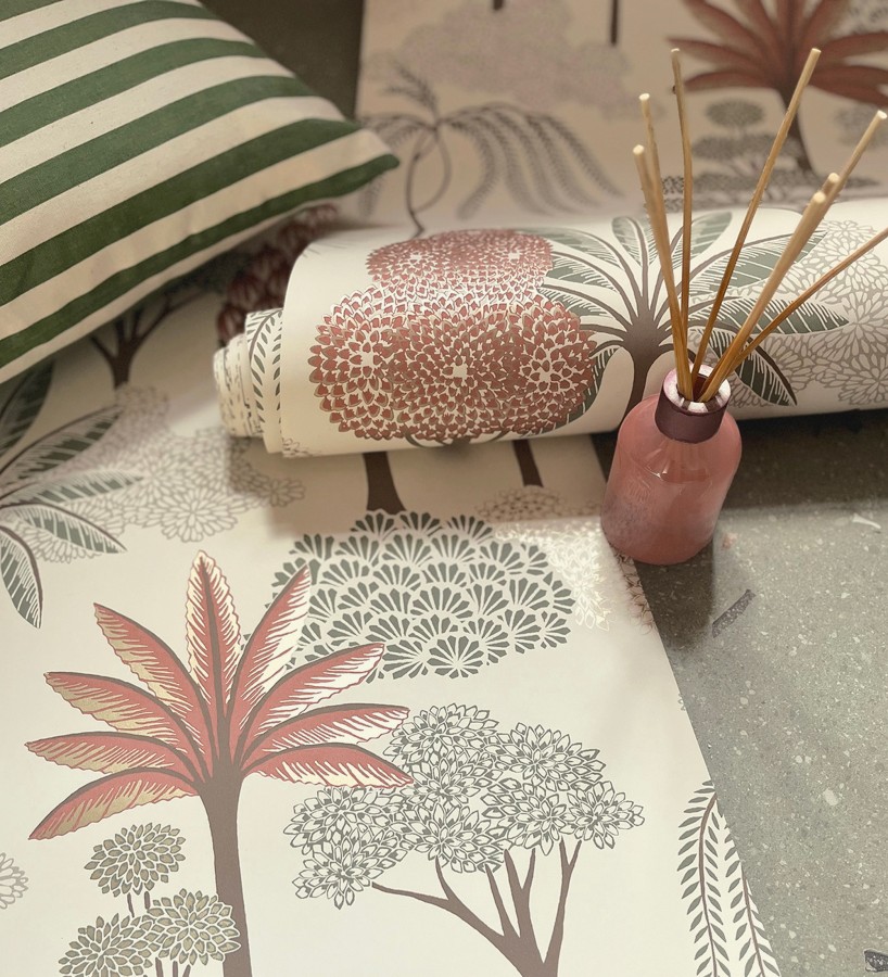 Papel pintado bosque exótico de palmeras con detalles dorados  Sumatra Groovy 684230
