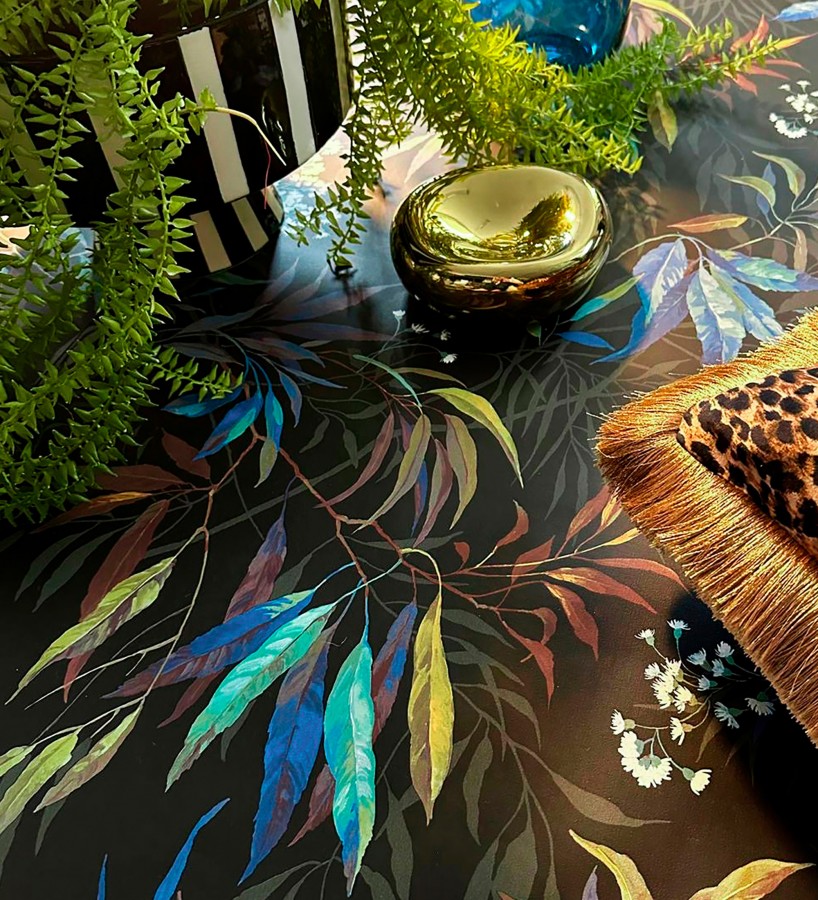 Papel pintado de selva exuberante con hojas fondo oscuro  Zora Enchanted 684231