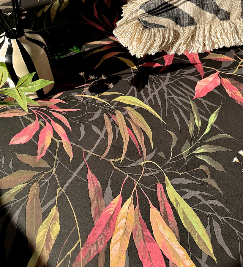 Papel pintado de selva exuberante con hojas fondo oscuro  Zora Enchanted 684233