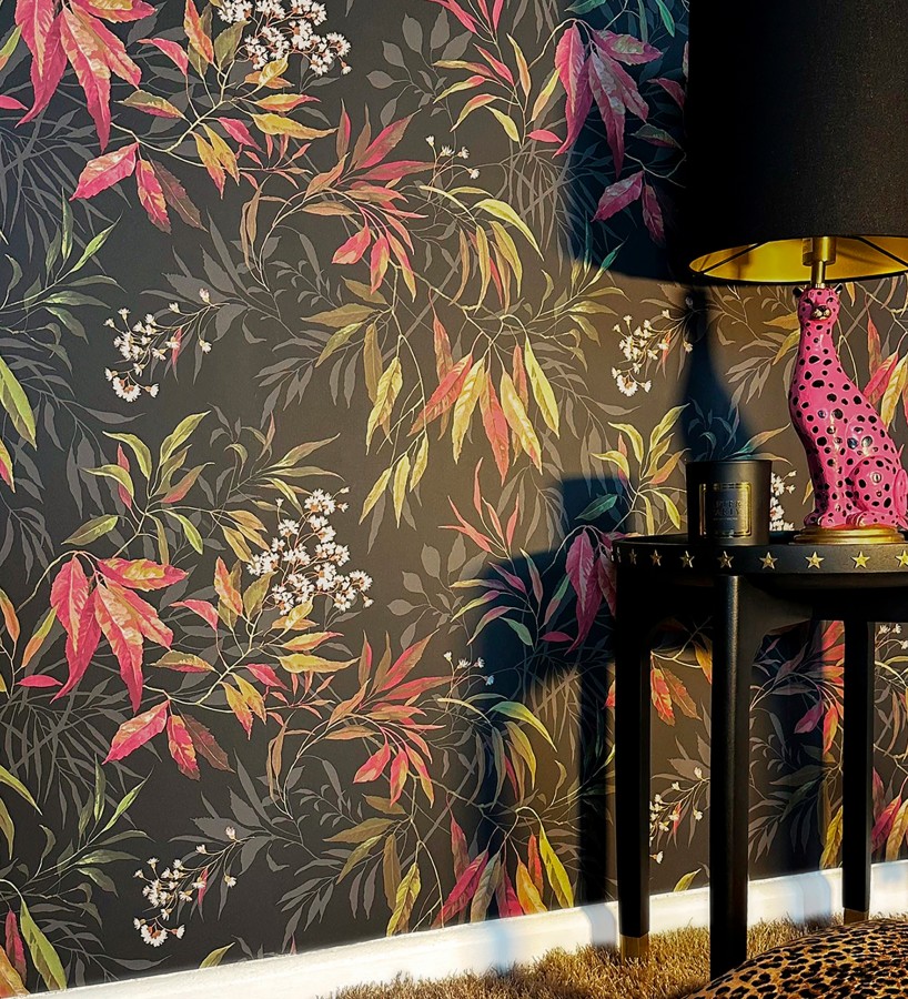 Papel pintado de selva exuberante con hojas fondo oscuro  Zora Enchanted 684233