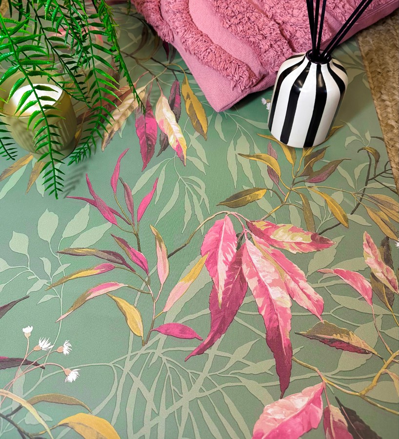 Papel pintado de selva exuberante con hojas fondo verde  Zora Enchanted 684234
