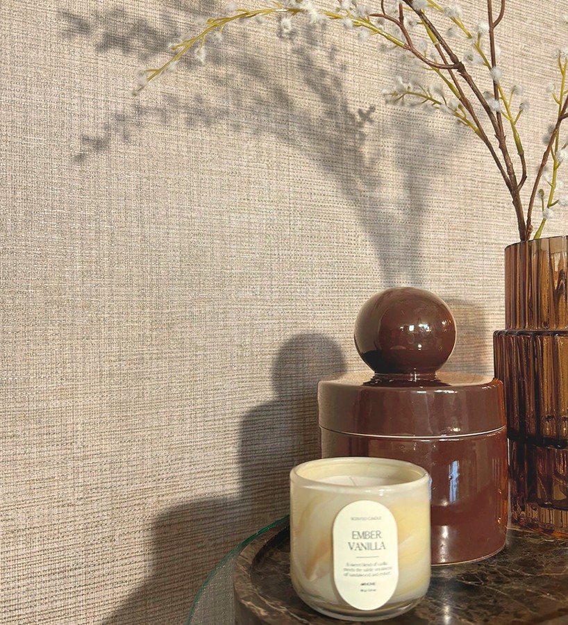 Papel pintado de textura rafia natural en relieve tono beige tostado  Drava Coarse 684236