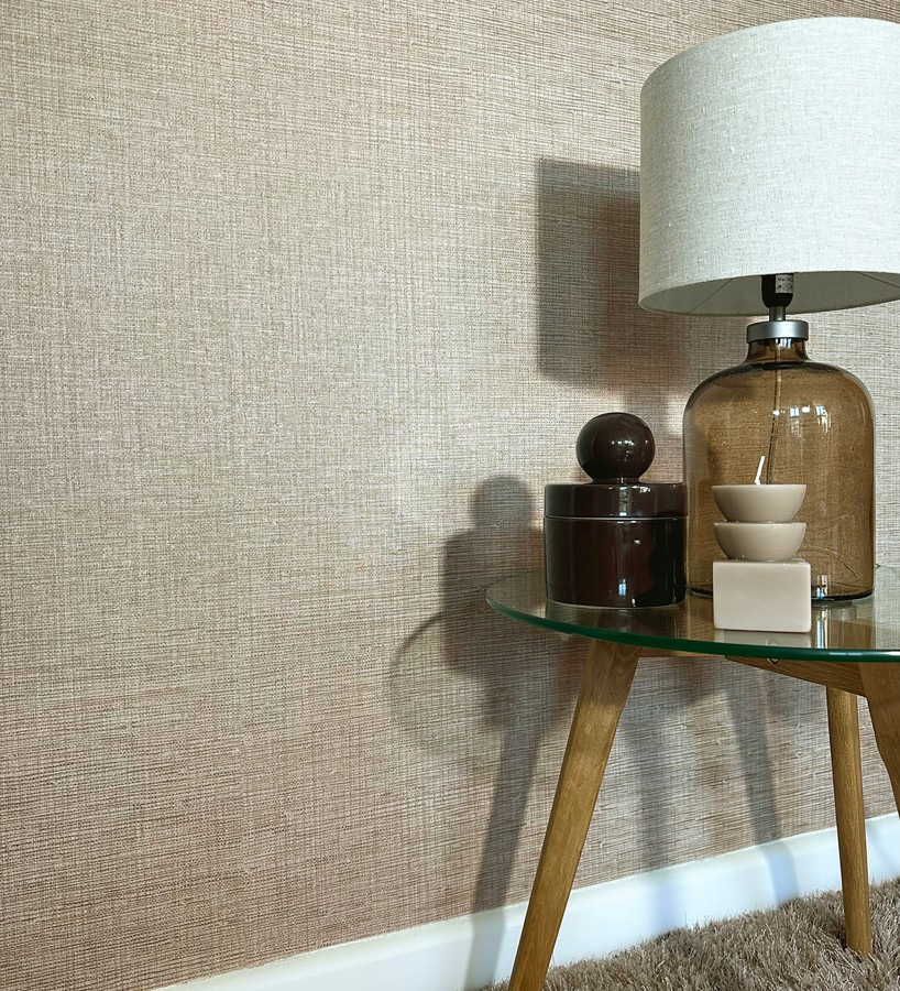 Papel pintado de textura rafia natural en relieve tono beige tostado  Drava Coarse 684236