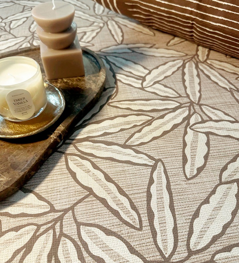 Papel pintado hojas de bambú sobre rafia natural beige tostado  Drava Twilled 684239