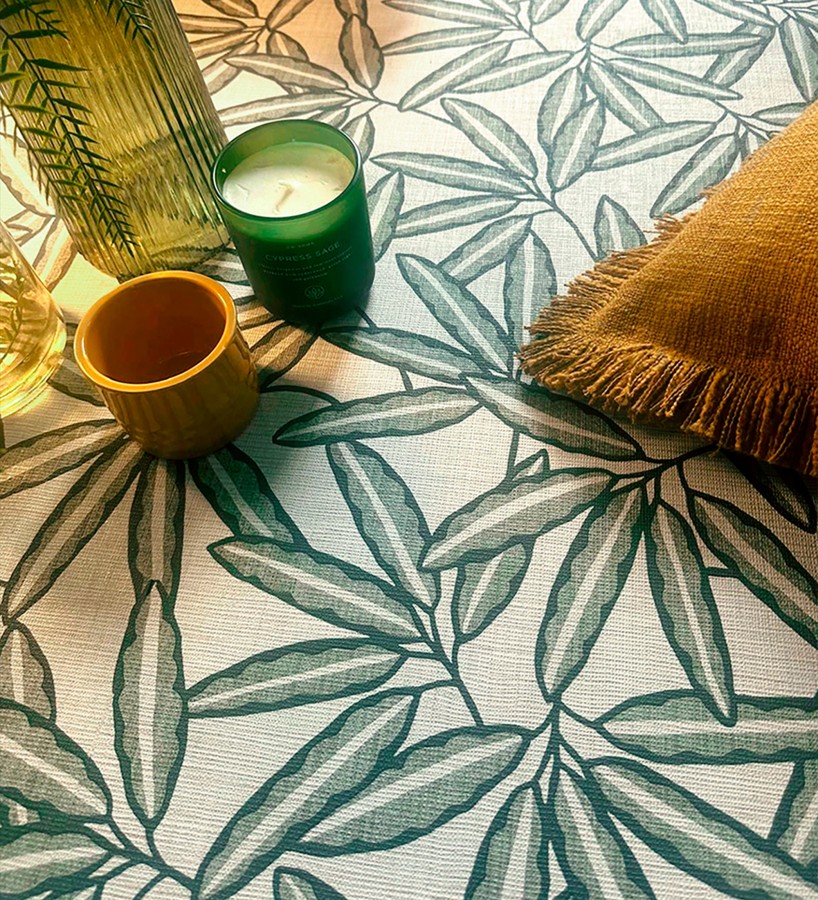 Papel pintado hojas de bambú verde sobre rafia natural beige claro  Drava Twilled 684240