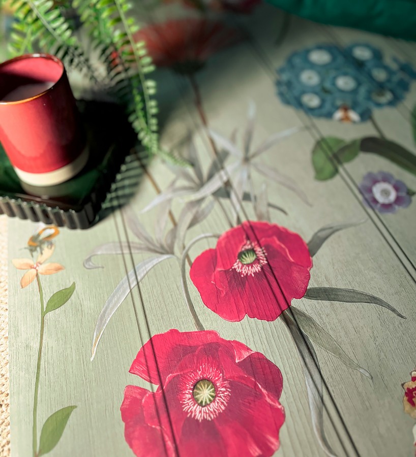 Papel pintado flores botánicas sobre maderas verdes amapolas fucsias  Bidasoa Sunlit 684244