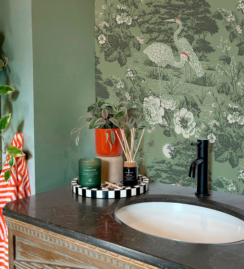 Papel pintado garzas en estanque floral vintage fondo verde musgo  Kyoto Sanctuary 684250