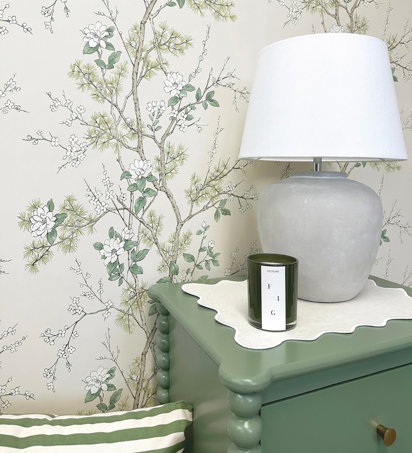 Papel pintado de naturaleza zen con flores y pino oriental fondo crema  Adachi Blossom 684251
