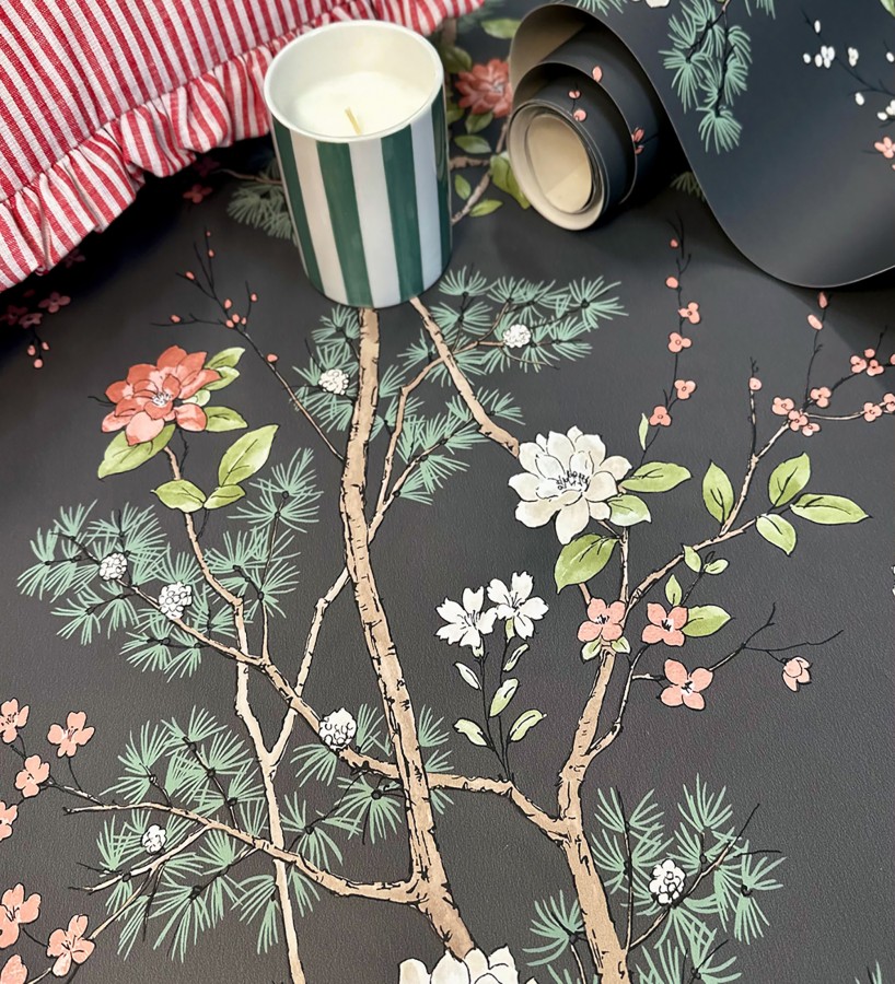 Papel pintado de naturaleza zen con flores y pino oriental fondo negro  Adachi Blossom 684252