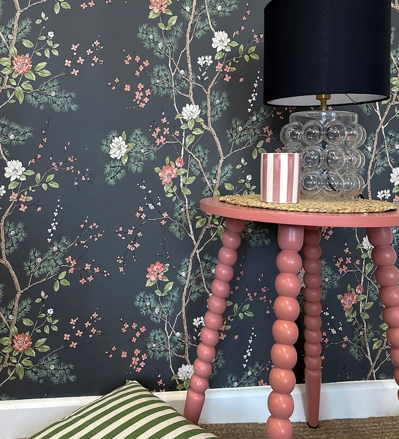 Papel pintado de naturaleza zen con flores y pino oriental fondo negro  Adachi Blossom 684252