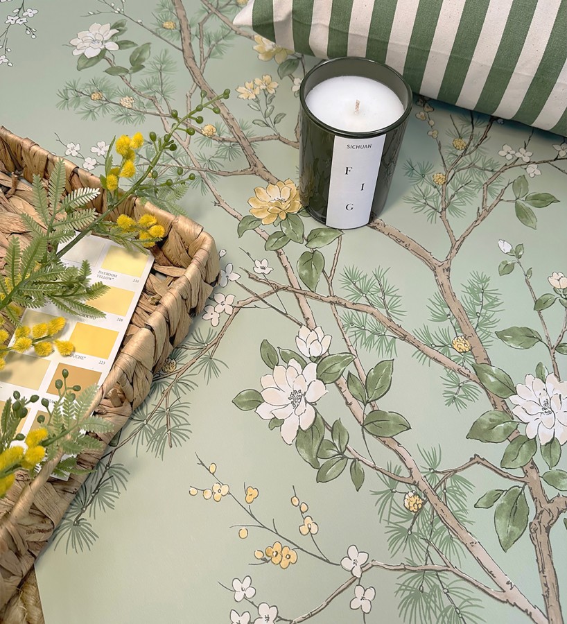 Papel pintado de naturaleza zen con flores y pino oriental fondo verde  Adachi Blossom 684253