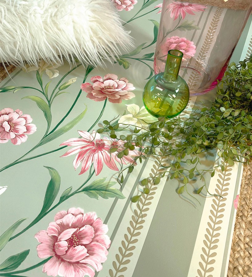 Papel pintado clásico de peonías y rayas fondo verde helecho  Briseida Serenity 684256