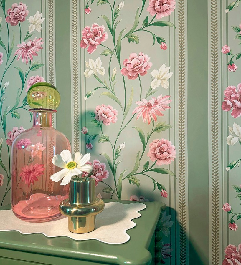 Papel pintado clásico de peonías y rayas fondo verde helecho  Briseida Serenity 684256