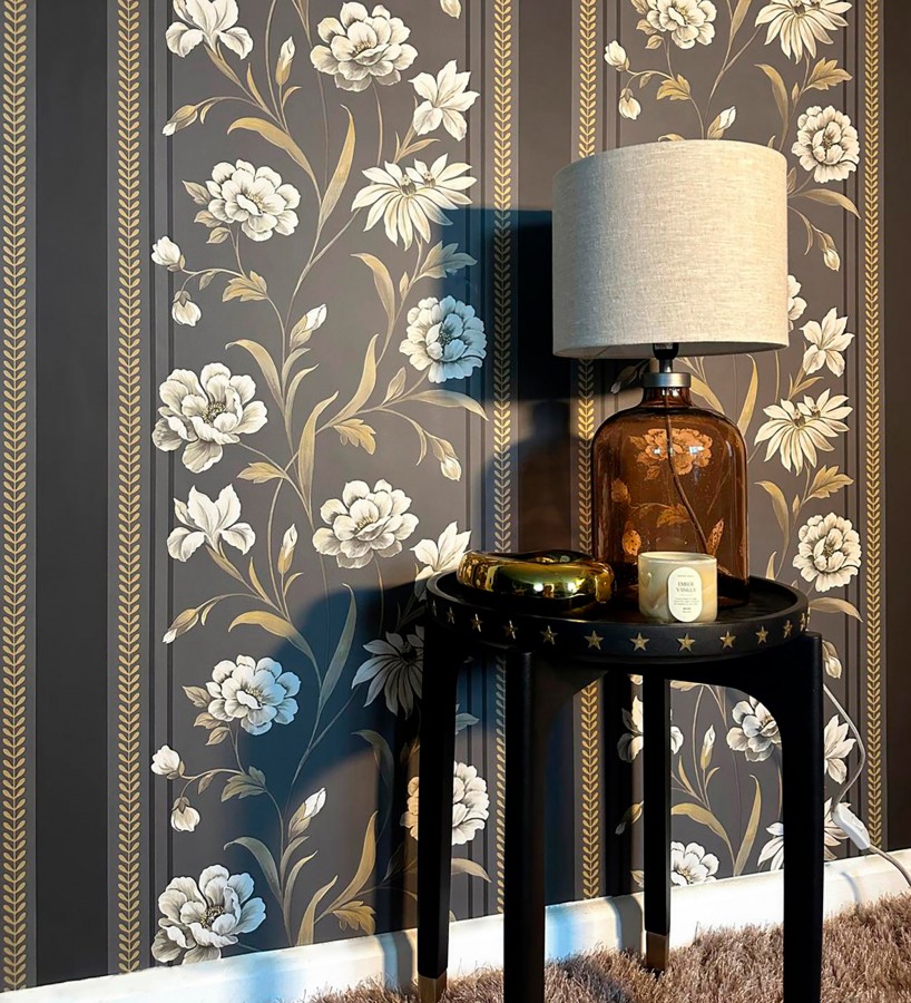 Papel pintado clásico de peonías y rayas fondo color chocolate  Briseida Serenity 684258