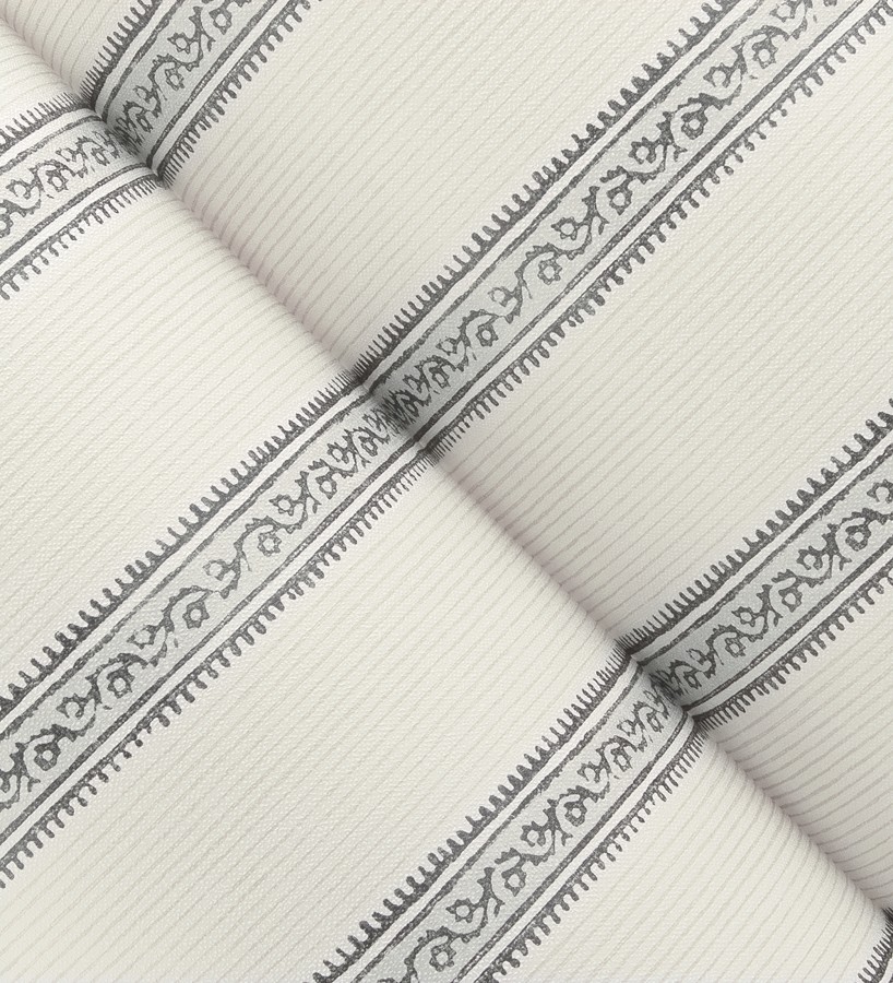Papel pintado texturizado de rayas elegantes con grecas grises  Tisbury Pinstripe 684279