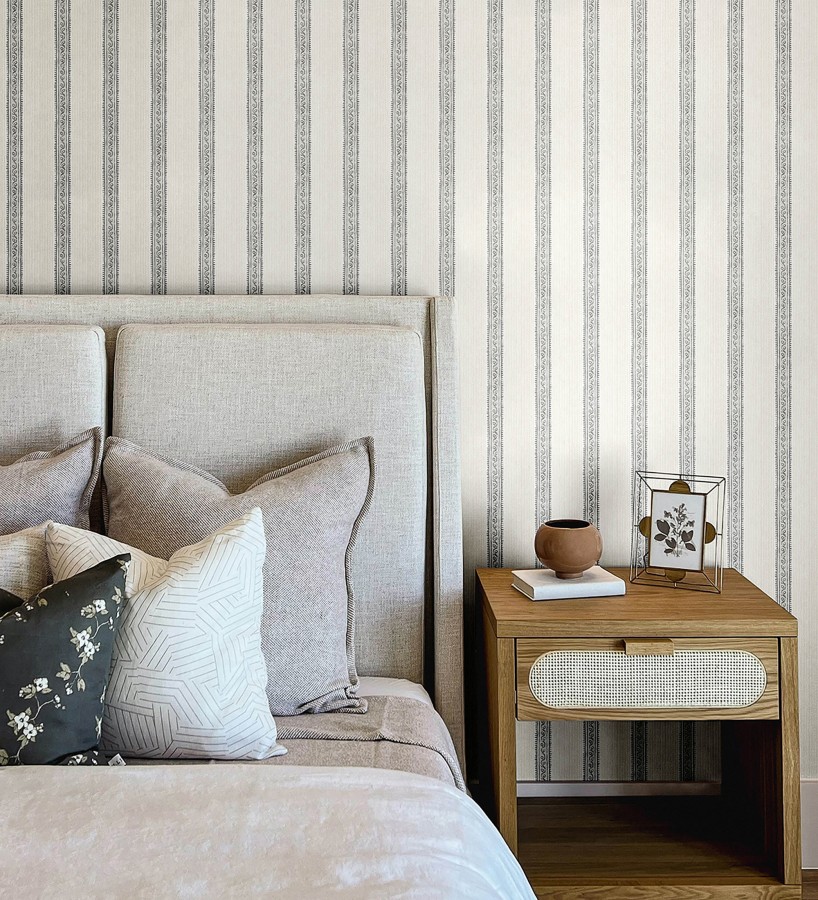 Papel pintado texturizado de rayas elegantes con grecas grises  Tisbury Pinstripe 684279