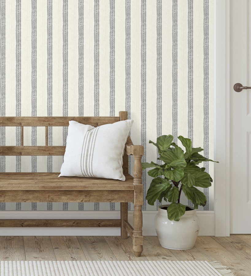 Papel pintado texturizado de rayas elegantes con grecas grises  Tisbury Pinstripe 684279