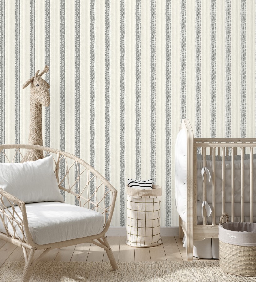 Papel pintado texturizado de rayas elegantes con grecas grises  Tisbury Pinstripe 684279