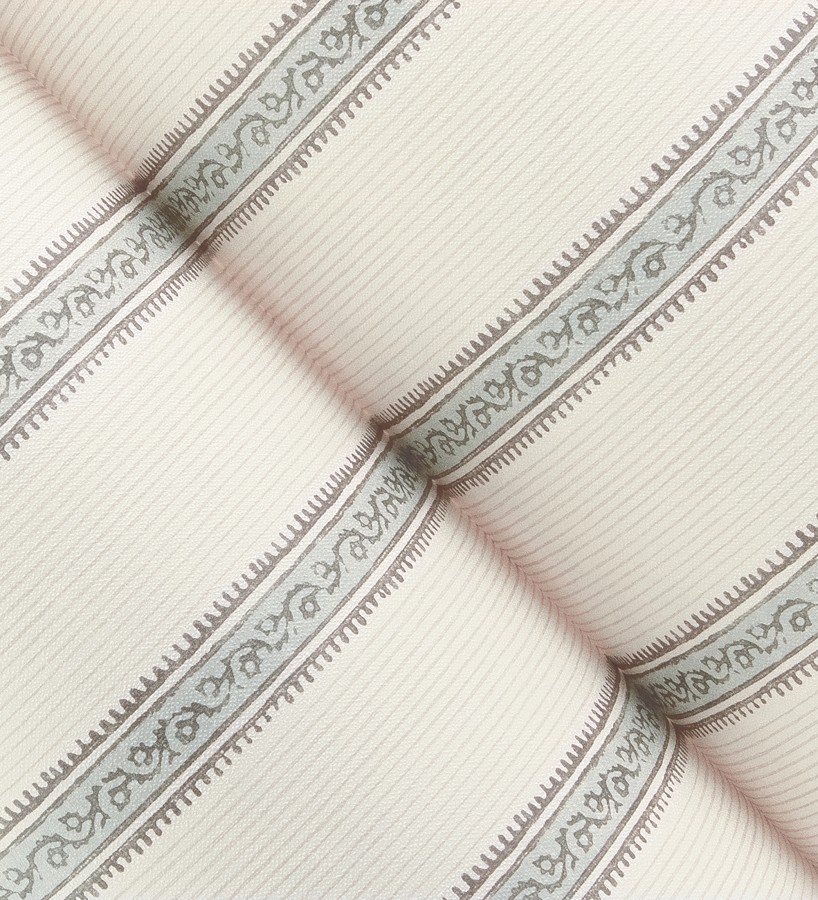 Papel pintado texturizado de rayas elegantes con grecas cian  Tisbury Pinstripe 684280