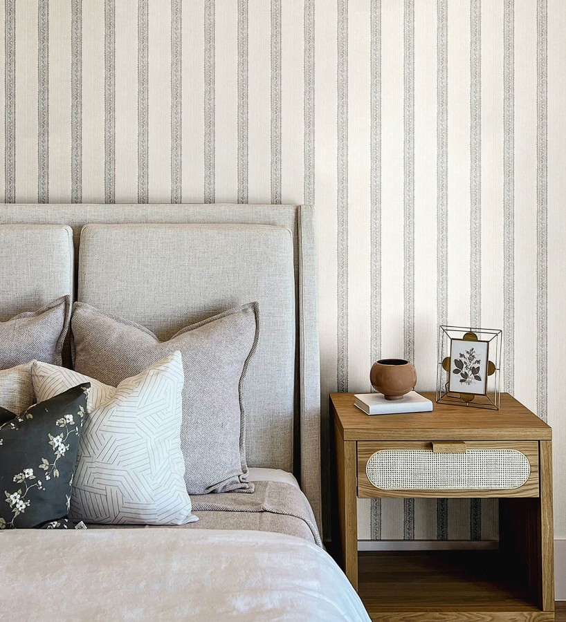 Papel pintado texturizado de rayas elegantes con grecas cian  Tisbury Pinstripe 684280