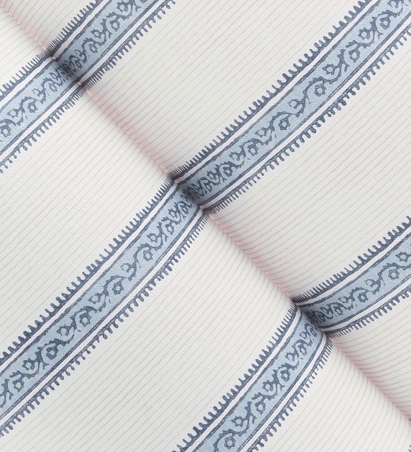 Papel pintado texturizado de rayas elegantes con grecas azules  Tisbury Pinstripe 684281
