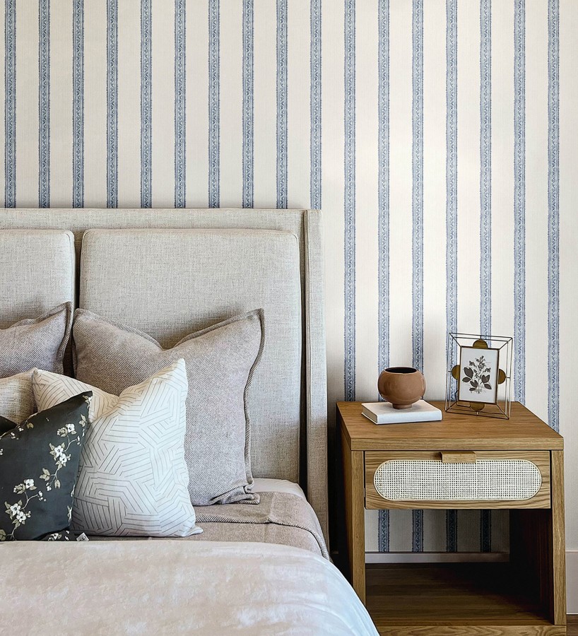 Papel pintado texturizado de rayas elegantes con grecas azules  Tisbury Pinstripe 684281