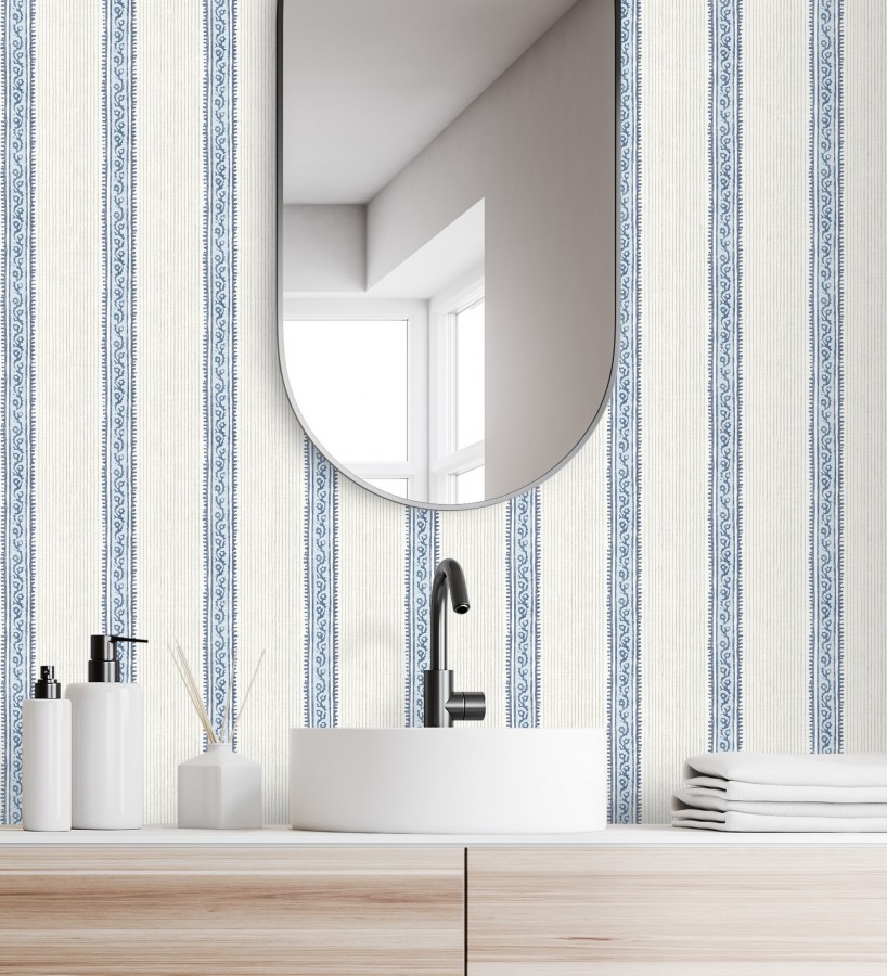 Papel pintado texturizado de rayas elegantes con grecas azules  Tisbury Pinstripe 684281