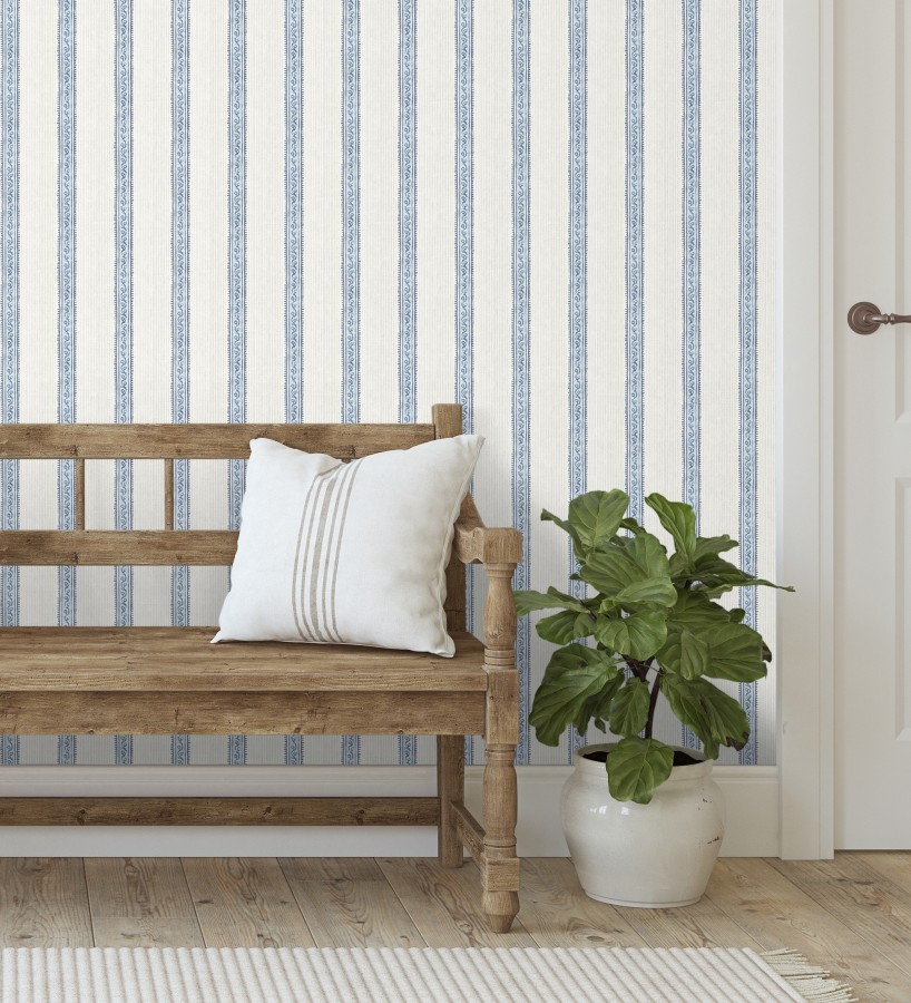 Papel pintado texturizado de rayas elegantes con grecas azules  Tisbury Pinstripe 684281
