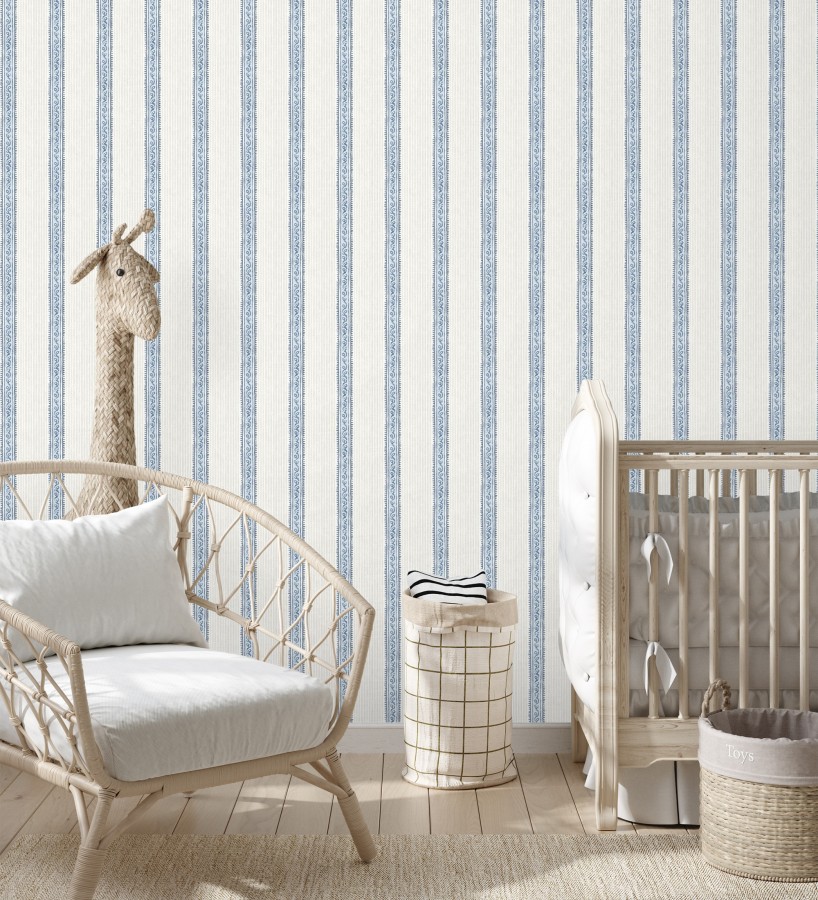 Papel pintado texturizado de rayas elegantes con grecas azules  Tisbury Pinstripe 684281